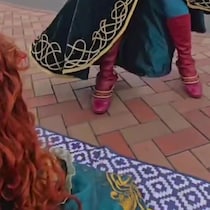 娘とディズニーへ行ったら、キャストが駆け寄ってきて……　思わず抱きしめた“まさかの姿”に「えっすごっ！」「ソックリすぎる」