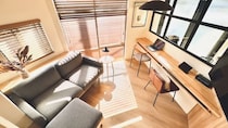 “座るだけでソファが便利になる家具”を思いついた→DIYで実現したら……　機能的でホテルライクな家具に「素晴らしいアイデアとセンス」「素敵です」