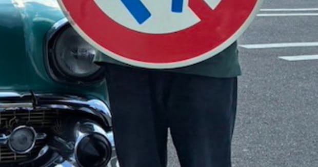 48年以上前の標識を手にした男性→よーく見ると……「博物館クラスでは？」「知らんかった！」「初めて見たわ　すげえな」