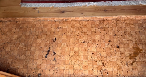 築35年の小さなログハウス、薄汚れた玄関を素人がDIYしたらこうなる→「オシャレ！」「見違える」「そんな手があったのですね」