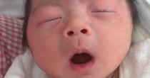 わずか生後2時間の赤ちゃん→人生初のくしゃみをすると……「古田新太すぎるwww」　500万再生の“衝撃の光景”に「人生1周目すぎて笑笑笑」