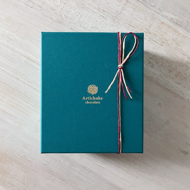 「チョコもらった！」→予想できるわけない“箱の中身”に「わろてるwww」「箸で食べなきゃ」