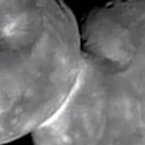 まるで宇宙の“雪だるま”　カイパーベルトを漂う40億年前の天体「アロコス」　その形のカギは“重力崩壊”だった？【海外】