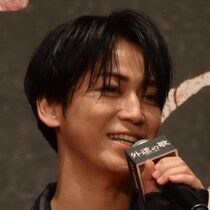 「ハートマークのあざが付いていました」亀梨和也の“首元”に会場が沸く→ちらっと見えたのは？