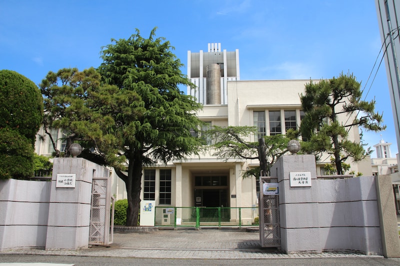 「選んだ過去の自分に感謝」　立地がいい“中国・四国の大学”って？　ランキング上位のお嬢様学校に「大学周辺エリアは県内で一番街」「入学して正解だった！」の声