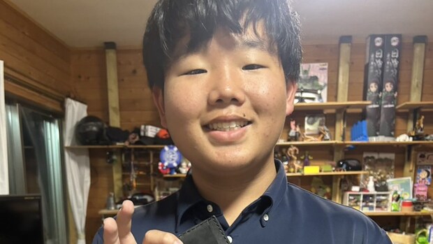 大好きな担任が退職→中2息子がお別れに渡したのは…… “まさかの手作りプレゼント”に「プライスレスすぎる泣く」「絶対うれしいと思う」