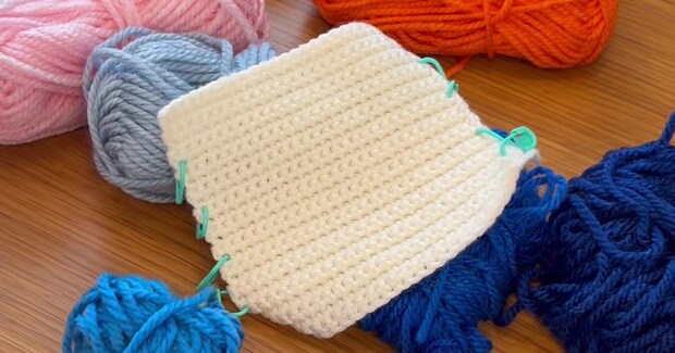 かぎ針で編んだ正方形→青や黒の毛糸を通していくと……　驚きの完成品に「その手があったか！」「これならできそう」