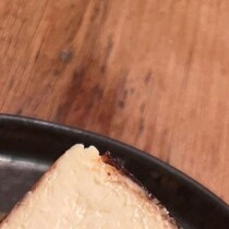 店員「バスクチーズケーキになります」→運ばれてきたのは……　衝撃の1皿に「笑いすぎて咳き込みました」「アナタは悪くない」