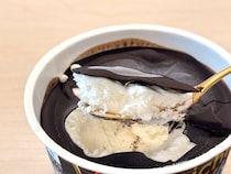 「チョコアイスのおいしいとこだけ!!」パリパリチョコに覆われたアイス・Varicche（バリッチェ）が全国発売　「チョコ分厚すぎ」