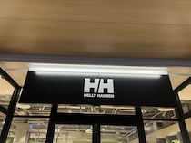 「再入荷で購入できました」HELLY HANSEN（ヘリーハンセン）の“使い勝手最高なサコッシュ”に絶賛の声 「オールシーズン使える」「思った以上に容量たくさん」「ディズニーで活躍」