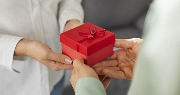 彼女時代の妻からもらった“目を疑うようなプレゼント”は……　10年後に発見した驚がくの中身に「いい話ですねぇ～」「ご馳走さま」