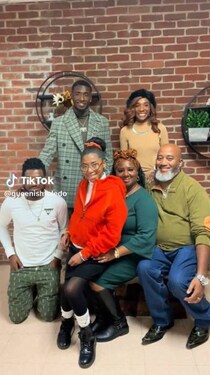 6人家族が“14年後”に集合写真を再現したら……？　心がほっこりする光景に反響　「最高の家族だね」【海外】