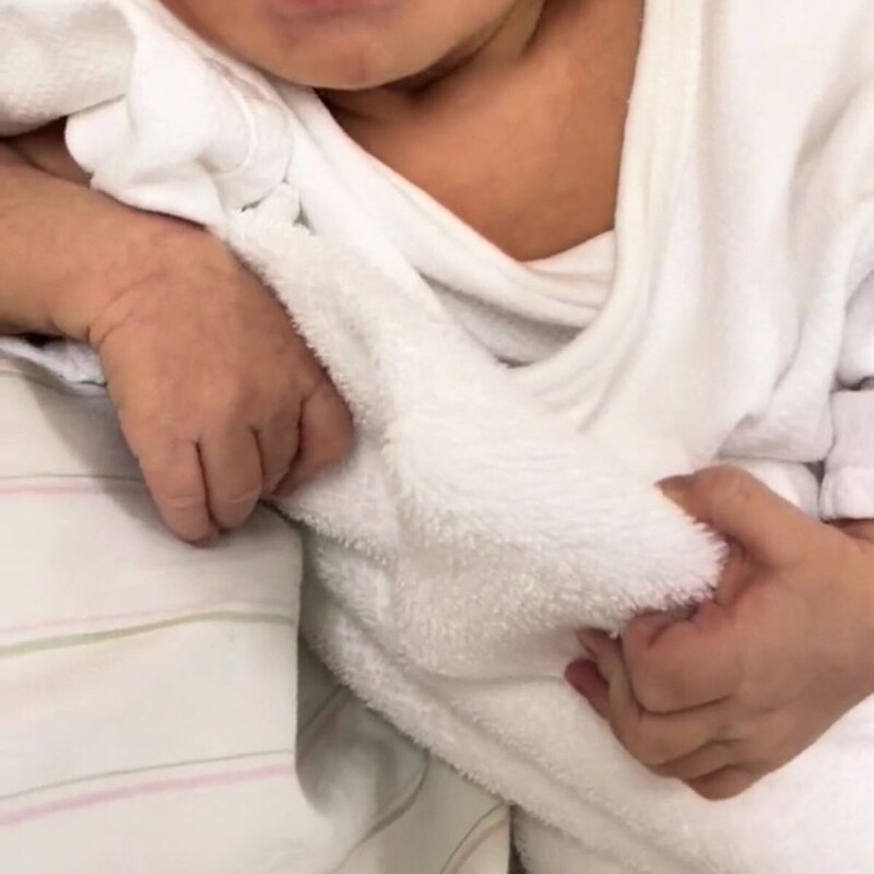 生後2日目なのに「小栗旬のオーラあるw」→赤ちゃんとは思えぬ姿が880万再生「おくるみがバスローブに見えてきた」