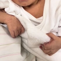生後2日目なのに「小栗旬のオーラあるw」→赤ちゃんとは思えぬ姿が880万再生「おくるみがバスローブに見えてきた」