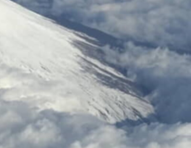 10歳娘、飛行機から「富士山見えるよー!」→カメラを構えると…… 奇跡の光景に「これは凄い」「ご利益ありそう」
