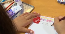 パパ「先生に手紙を書いたら？」→卒園前日、娘が鉛筆を握ると……「俺も泣きそう」　パパ思わず“感激の光景”に「全部持ってかれますね」