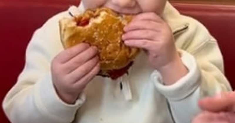 ハンバーガーにかぶりつく1歳息子、パパが顔を見ると……　“意外すぎる反応”に「貴重な瞬間」「彼はCEO？」【海外】