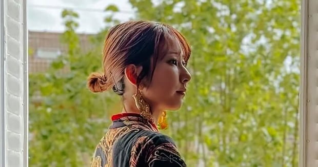 蚤の市でマダムに「これは、あなたのためのコートね」と言われたガウン→納得の着こなしに「すっごいすっごい素敵」