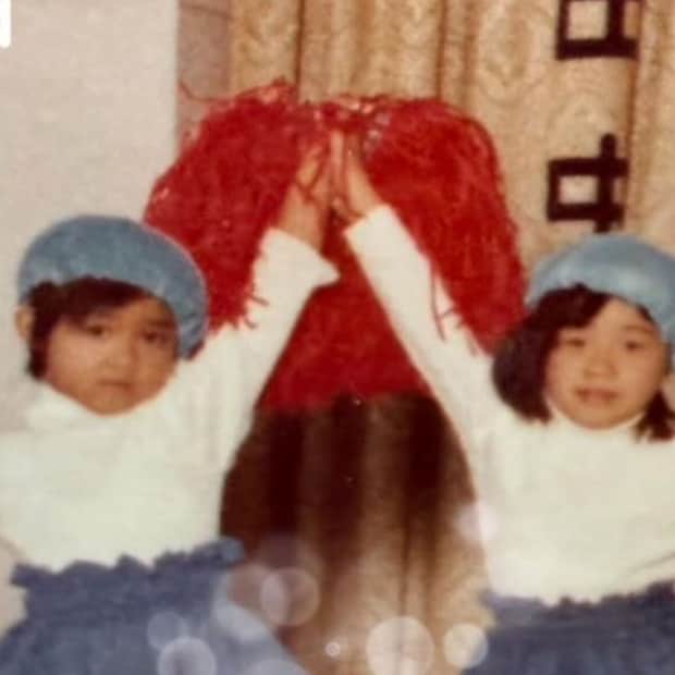 保育園からの幼なじみ2人→48年後…… 同じポーズ&衣装で撮った現在の姿に「羨ましい」「女優さんみたい」