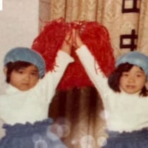 保育園からの幼なじみ2人→48年後……　同じポーズ＆衣装で撮った現在の姿に「羨ましい」「女優さんみたい」