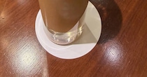カフェでロイヤルミルクティーを注文→グラスの中を見ると……「全部これになってほしい」　驚きの中身が1500万表示「神!!」「この発想はなかった」