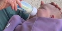赤ちゃんにミルクをあげるパパ→突然やって来たのは……　7900万再生超えの光景に「守護天使かな」「祝福されている」と話題【海外】