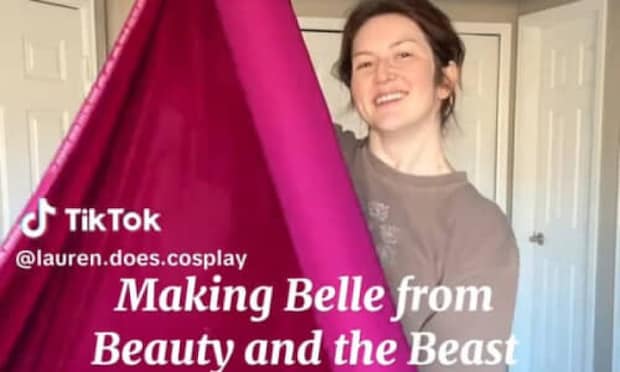 赤・紫・ピンクの布→コスプレイヤーがザクザク切って縫い合わせたら…… 完成した衣装に「私にも作って!」「100万いいねしたい!」【海外】