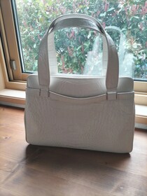 古着屋さんで500円だった「未使用みたいに綺麗」なバッグ→開けてみると……　中から出てきた“予想外のもの”に「ロマンを感じます」