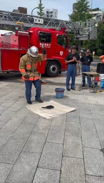 まさかこんな勢いよく燃え上がるとは……！　消防署によるモバイルバッテリー火災実験が衝撃的「本当に怖い」「誰もが注意すべき」