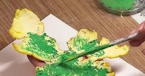 オレンジの皮を緑色に塗り、画用紙に押しつけると……　「おお！」まさかの完成品に「想像力がすごい」【海外】