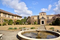 「異世界の空間です」　“美しいヨーロッパ風校舎の大学”が学生に人気でランキング上位に！「キャンパスは本当に綺麗なので自慢」「大手企業就職率も高い」