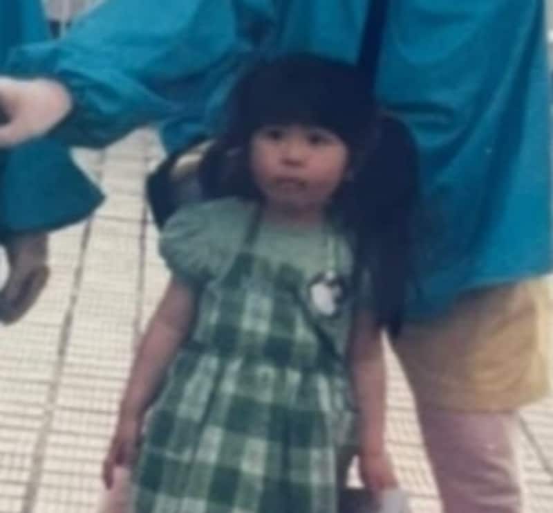 幼い姉が“国民的キャラ”と記念撮影→妹が令和に見返すと……　信じがたい姿に「ぎょえーーw」「恐怖のクオリティー」