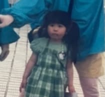 幼い姉が“国民的キャラ”と記念撮影→妹が令和に見返すと……　信じがたい姿に「ぎょえーーw」「恐怖のクオリティー」