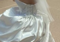 “ディズニー挙式”で主役の花嫁→手元を見ると……「面白すぎるでしょw」　300万表示の珍光景に「これぞオタク」「楽しそうだからヨシ！」