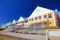 「足湯」「温泉」「遊覧船」まである！　もはや観光地級な“伊豆半島の道の駅”がすごい　「お土産も豊富」「海からの日の出が見られる」「平日でもなかなかの賑わい」の声