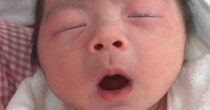 わずか生後2時間の赤ちゃん→人生初のくしゃみをすると……「古田新太すぎるwww」　500万再生の“衝撃の光景”に「人生1周目すぎて笑笑笑」