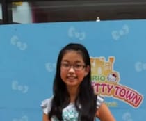 あどけない笑顔のメガネ少女→大人になると……　素敵すぎる成長後の姿が56万表示「成長すると大きく変わる」「別人になったみたい」【海外】