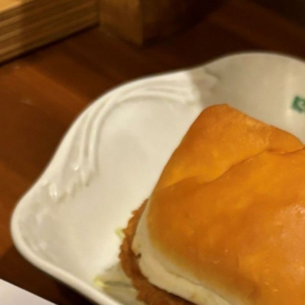 「コメダのカツサンドでかすぎて泣きながら食べてたら」→店員さんが……　「え、ガチで」まさかの光景が353万表示