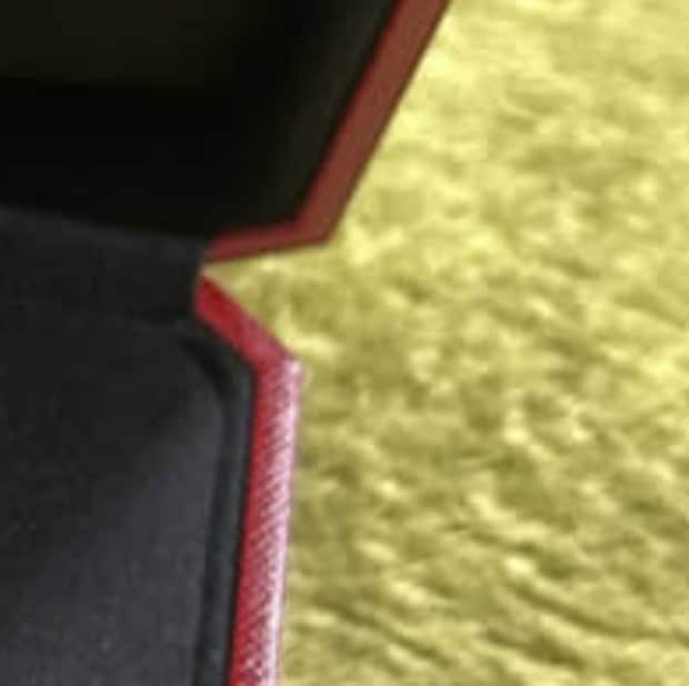 夫から「育休お疲れさま」と渡された豪華な箱→開けると……　妻号泣の光景が56万表示「旦那さん素晴らしすぎ」「映画みたい」