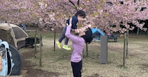 ママと1歳息子を撮ったら「現場写真」と言われた→2年後……「すごい！！」　“衝撃の光景”が250万表示「あの旦那さんが！」