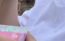 妻「夫、ワンポイントTシャツだっけ」→胸元をよく見ると……　“とんでもない正体”に「私ならその場で泣く」「やばすぎるぅっ」