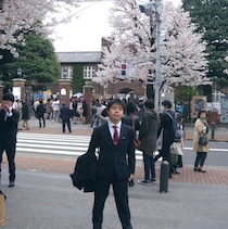 入学式にスーツで出席した男性→卒業式では……　「何があってこうなった」衝撃の変化が1000万表示「本人!?」「5度見くらいした」
