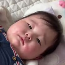 夫に赤ちゃんの着替えを頼んだら……　妻仰天“衝撃のコーデ”に「なぜコレを選んだ？！」「赤さんも困ってるw」と117万再生