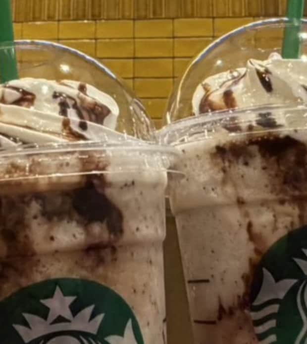 2児ママがスタバでオシャレショットを撮影中→3歳息子が乱入すると……　思わずニヤける1枚に「心が温かくなった」「一番目立ってる」