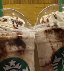 2児ママがスタバでオシャレショットを撮影中→3歳息子が乱入すると……　思わずニヤける1枚に「心が温かくなった」「一番目立ってる」