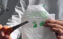 レジ袋の端をチョキチョキ→ハンガーに被せると……　完成した家事ラクグッズに「天才すぎるて」「靴干せるの衝撃」