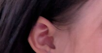 3歳の娘がゴソゴソ→ママが見ると……　まさかの“ピアス”姿に仰天「グッチあたりが真似しそう」「オシャレ番長決定」