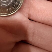 子どもが拾った500円玉っぽい硬貨→「交番に届けないと」と思って、ママがよく見たら……　まさかの正体に仰天