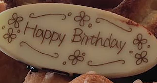 息子の26歳誕生日、母がミスドで爆買い→テーブルに並べたら……　「これいいですねっ！」「ナイスアイデア」