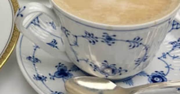 誕生日に六花亭の喫茶室へ→いちごパフェを頼んだら……「これで850円」　驚きの光景に「そんなサービスあるんですね」「すごい」